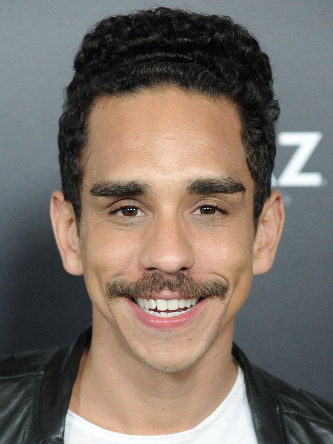 How tall is Ray Santiago?